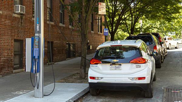 纽约路边的电动汽车充电器很受欢迎，但经常被堵塞